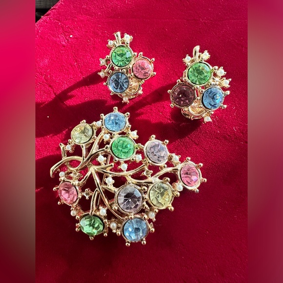 Vintage Sarah Coventry Gold Tone Grape Rhinestones Brooch & Clip On Earrings set - Picture 2 of 5